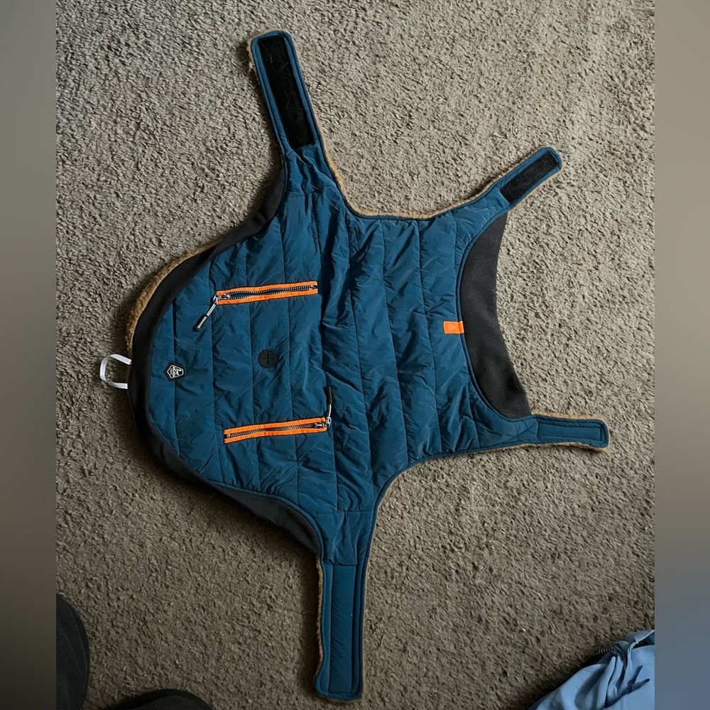 Arcadia reflective velcro dog coat/vest size large with zipper pockets